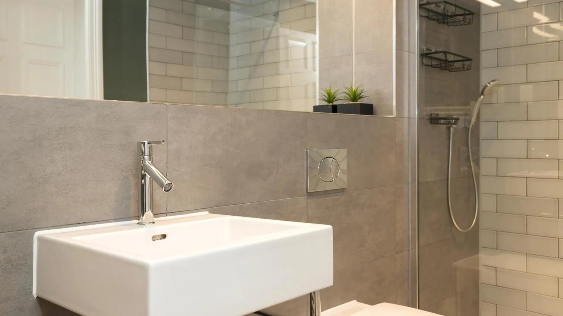 Joivy Spacious 2Br Apt, Moments From West End Édimbourg 0*,  Royaume-Uni