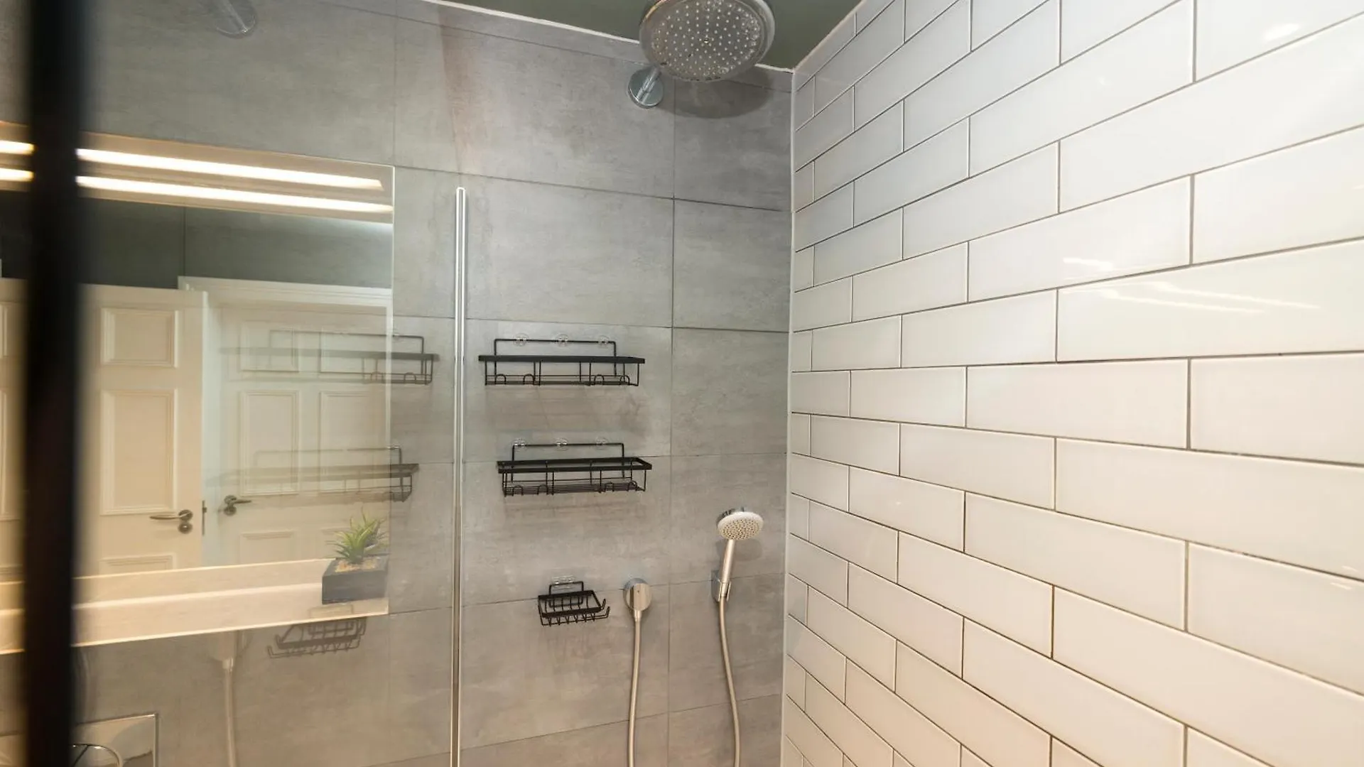 Joivy Spacious 2Br Apt, Moments From West End Édimbourg